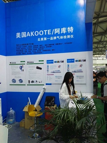 工作人員為觀眾介紹產品